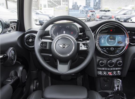MINI 2023款 1.5T COOPER 艺术家 中控类   驾驶位