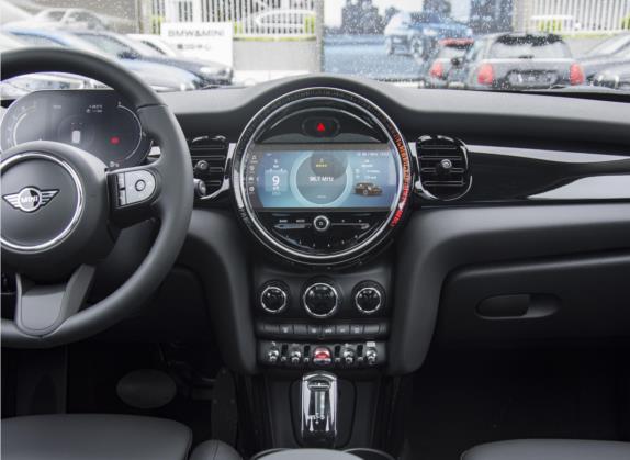 MINI 2023款 1.5T COOPER 艺术家 中控类   中控台
