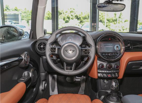 MINI 2023款 2.0T COOPER S 艺术家 中控类   驾驶位