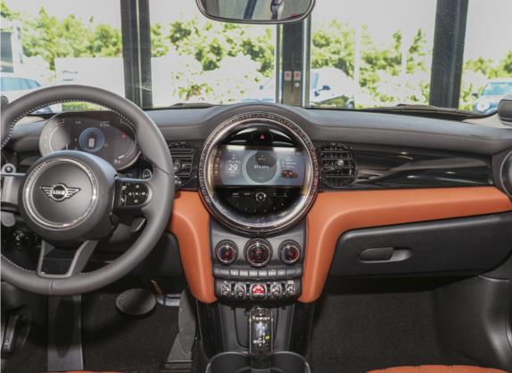 MINI 2023款 2.0T COOPER S 艺术家 中控类   中控台