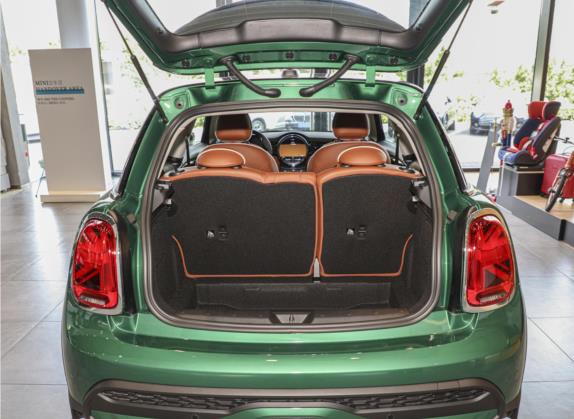 MINI 2023款 2.0T COOPER S 艺术家 车厢座椅   后备厢
