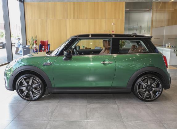 MINI 2023款 2.0T COOPER S 艺术家 外观   正侧