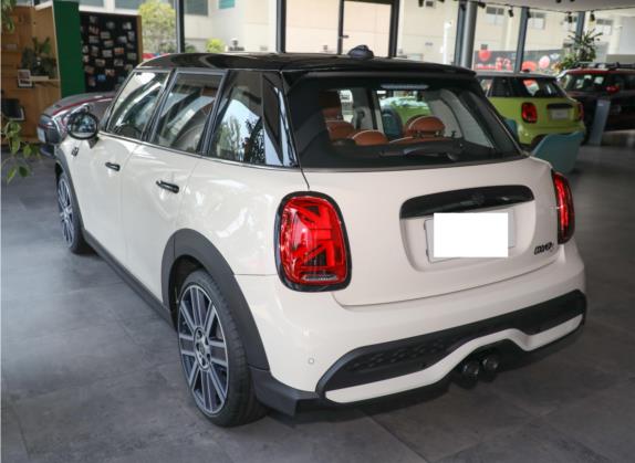 MINI 2023款 2.0T COOPER S 艺术家 五门版 外观   斜后