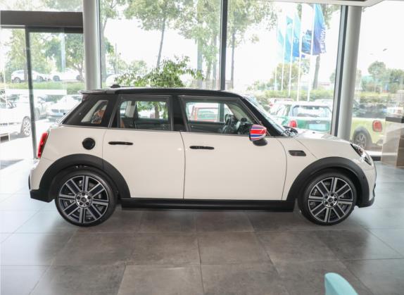 MINI 2023款 2.0T COOPER S 艺术家 五门版 外观   正侧