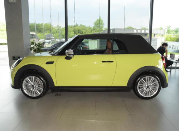 MINI 2023款 1.5T COOPER CABRIO 艺术家 外观   正侧