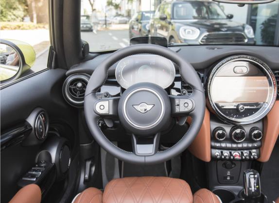 MINI 2023款 改款 2.0T COOPER S CABRIO 艺术家 中控类   驾驶位