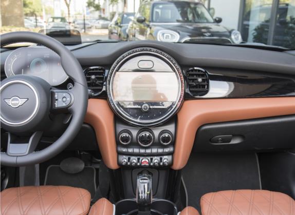 MINI 2023款 改款 2.0T COOPER S CABRIO 艺术家 中控类   中控台