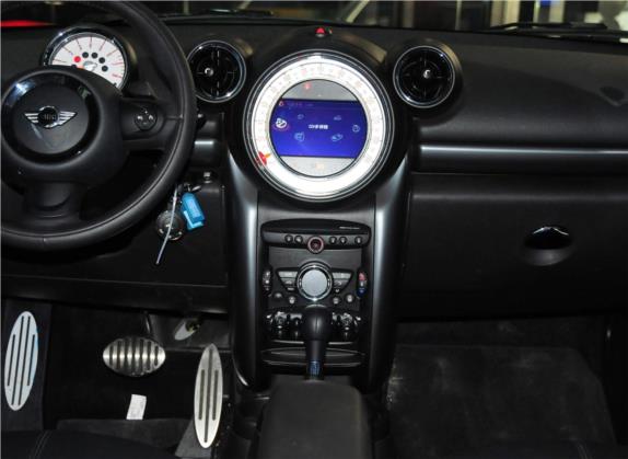 MINI COUNTRYMAN 2015款 1.6T COOPER S ALL4 极致暗夜版 中控类   中控台