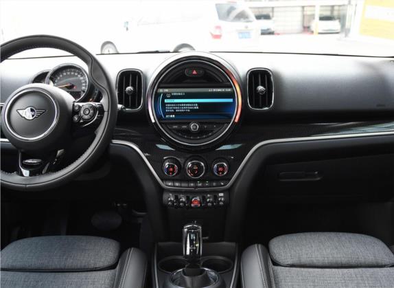 MINI COUNTRYMAN 2019款 1.5T COOPER 艺术家周末旅行版 中控类   中控台