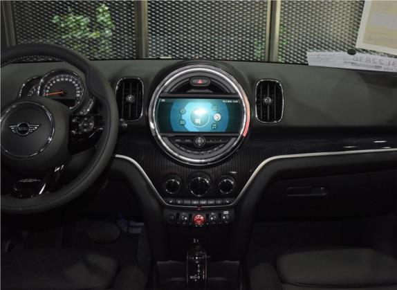 MINI COUNTRYMAN 2019款 1.5T COOPER ALL4 艺术家周末旅行版 中控类   中控台