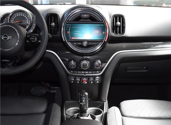 MINI COUNTRYMAN 2020款 1.5T COOPER ALL4 极地版 中控类   中控台