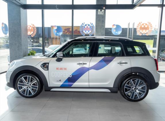 MINI COUNTRYMAN 2022款 改款 2.0T COOPER S ALL4 外观   正侧