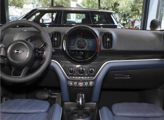 MINI COUNTRYMAN 2023款 2.0T COOPER S ALL4 鉴赏家 中控类   中控台