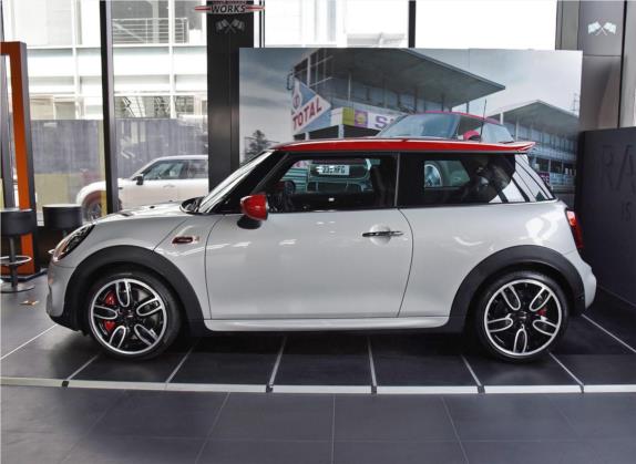 MINI JCW 2020款 2.0T JOHN COOPER WORKS ALL-IN 外观   正侧