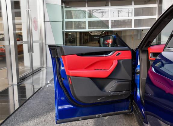 Levante 2018款 3.0T 标准版 车厢座椅   前门板