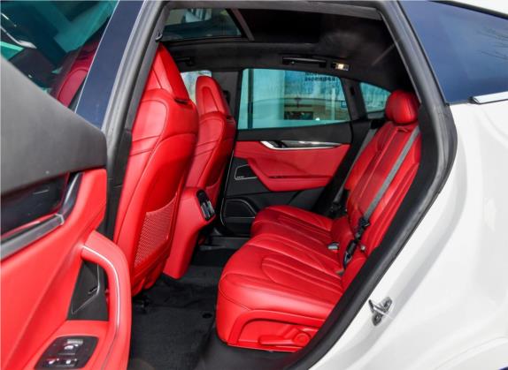 Levante 2018款 3.0T 运动版 车厢座椅   后排空间