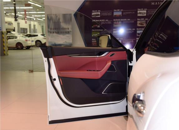 Levante 2018款 3.0T S 运动版 车厢座椅   前门板