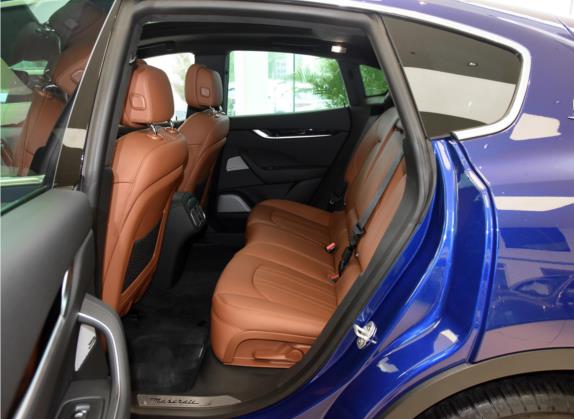 Levante 2020款 3.0T 标准版 车厢座椅   后排空间