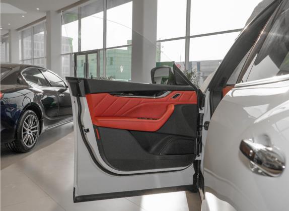 Levante 2021款 3.0T 标准版 车厢座椅   前门板