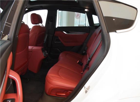 Levante 2021款 3.0T 豪华版 车厢座椅   后排空间