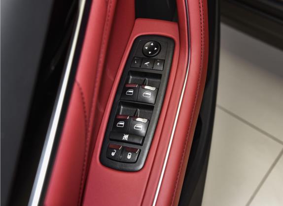 Levante 2022款 3.0T Modena 车厢座椅   门窗控制