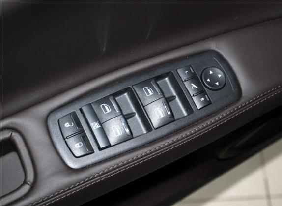 总裁 2013款 3.0T 标准型 车厢座椅   门窗控制