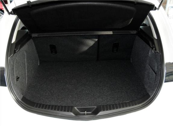 马自达3星骋 2015款 两厢 2.0L 自动运动型 车厢座椅   后备厢