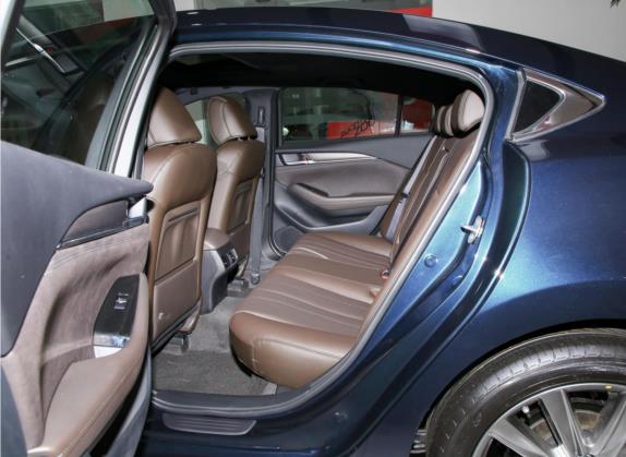 阿特兹 2021款 2.5L 蓝天至尊版 车厢座椅   后排空间