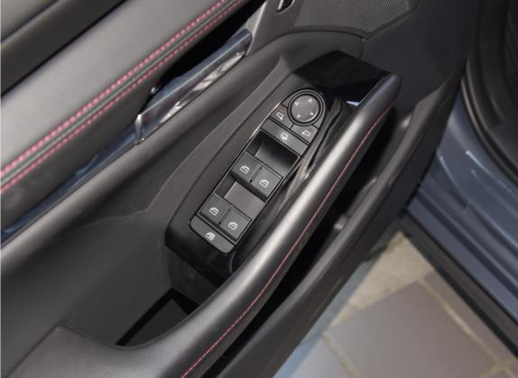 马自达3 昂克赛拉 2022款 2.0L 自动质耀黑曜版 车厢座椅   门窗控制