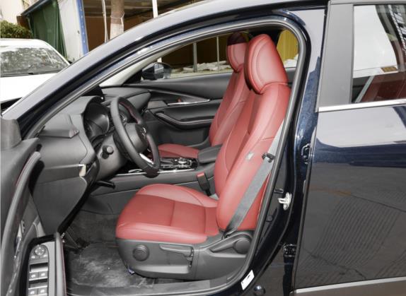 马自达CX-30 2022款 2.0L 自动雅悦型黑曜版 车厢座椅   前排空间