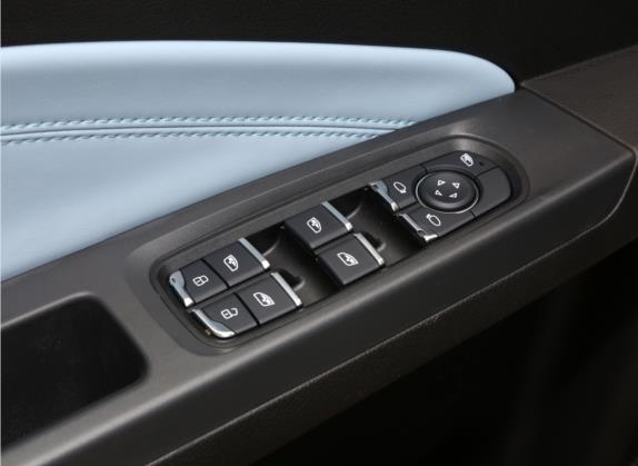 哪吒V 2021款 标准续航行业定制版 车厢座椅   门窗控制