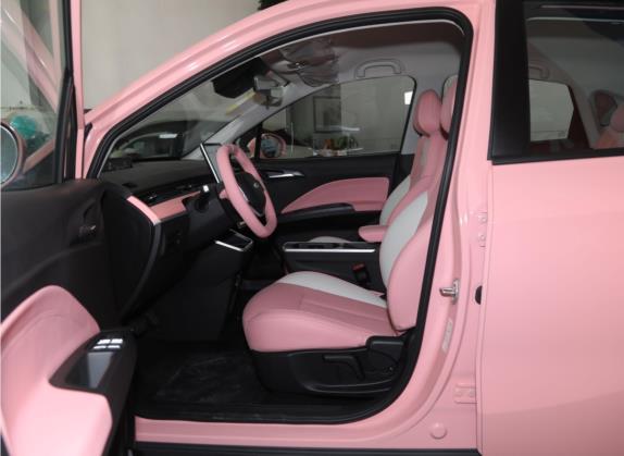 哪吒V 2022款 潮 400 Lite 粉色定制款 车厢座椅   前排空间