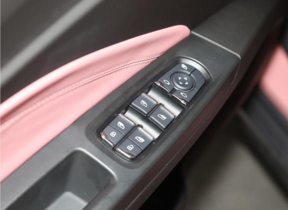 哪吒V 2022款 潮 400 Lite 粉色定制款 车厢座椅   门窗控制
