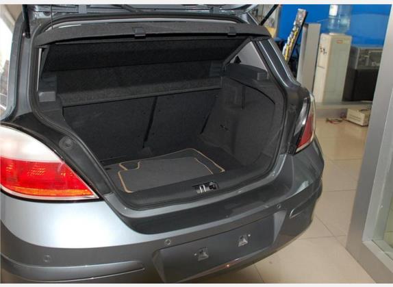 雅特 2005款 1.8 豪华型 车厢座椅   后备厢