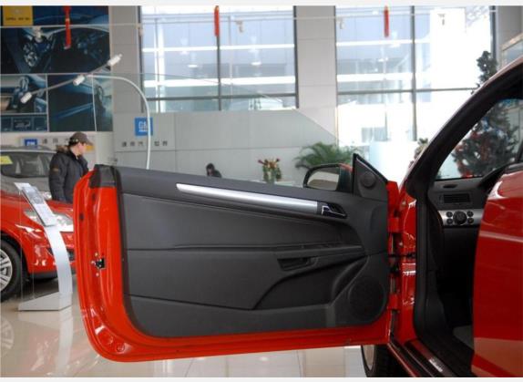 雅特 2010款 1.8 TWINTOP 硬顶敞篷 车厢座椅   前门板