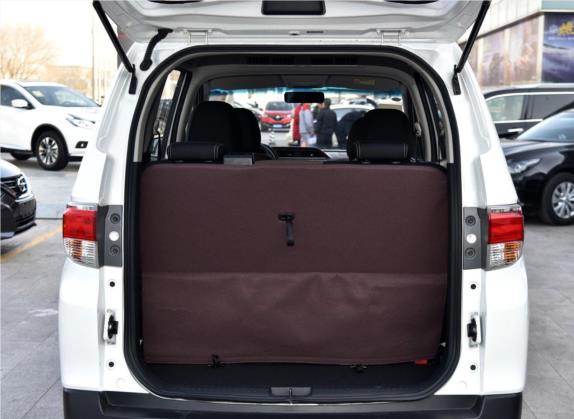 启辰M50V 2017款 1.5L XE 手动标准版 车厢座椅   后备厢