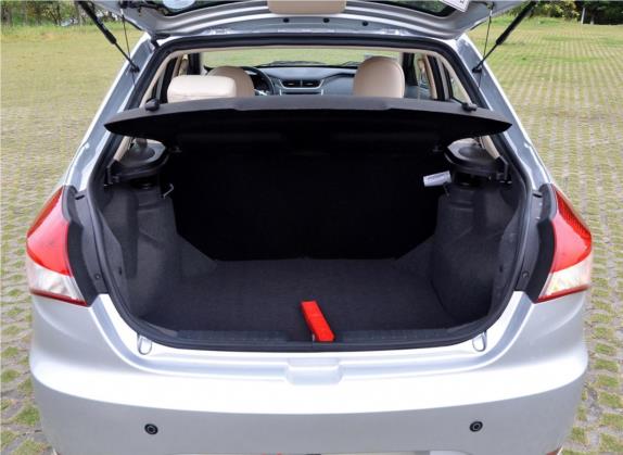 风云2 2013款 掀背 1.5L 手动畅意版 车厢座椅   后备厢