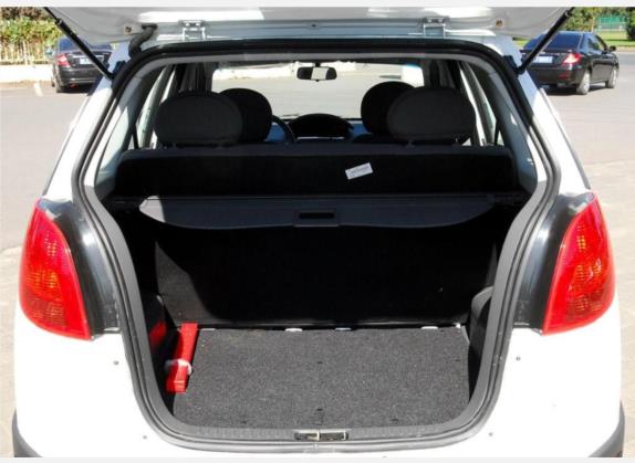 奇瑞X1 2010款 进化版 1.3L 手动豪华型 车厢座椅   后备厢
