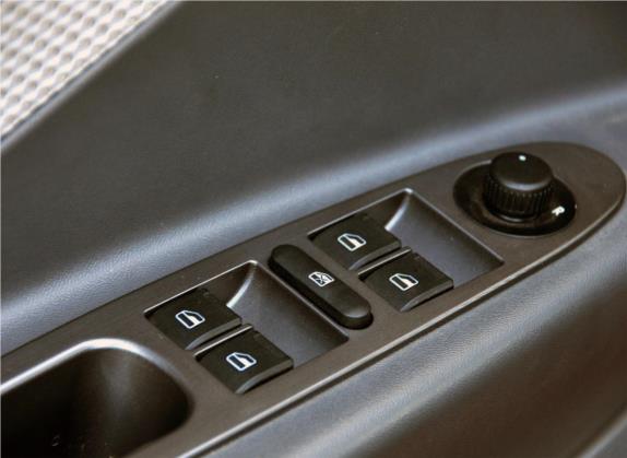 奇瑞X1 2011款 1.3L 手动豪华型 车厢座椅   门窗控制