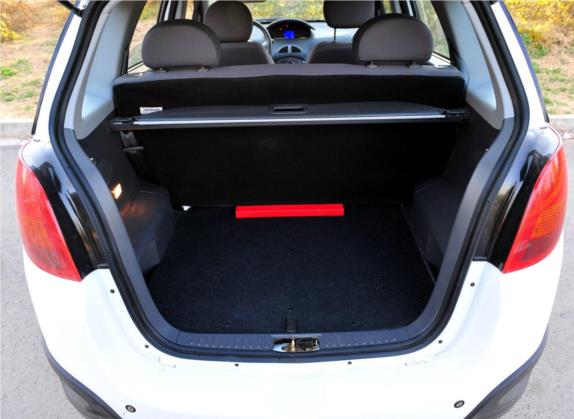 奇瑞X1 2012款 1.5L 手动豪华型 车厢座椅   后备厢