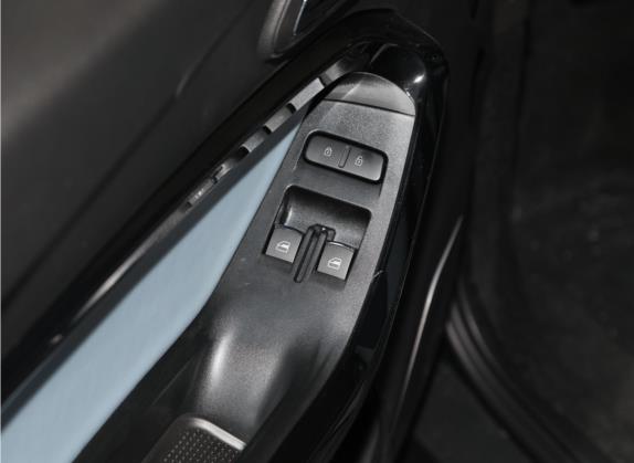 小蚂蚁 2022款 甜粉款 全糖版 磷酸铁锂 30kW 301km 车厢座椅   门窗控制