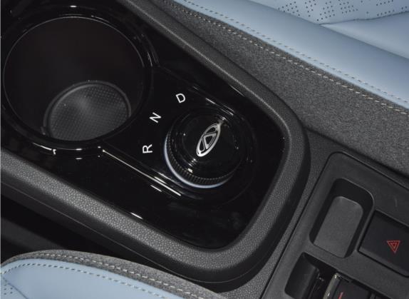 小蚂蚁 2022款 甜粉款 半糖版 三元锂 30kW 408km 中控类   挡把