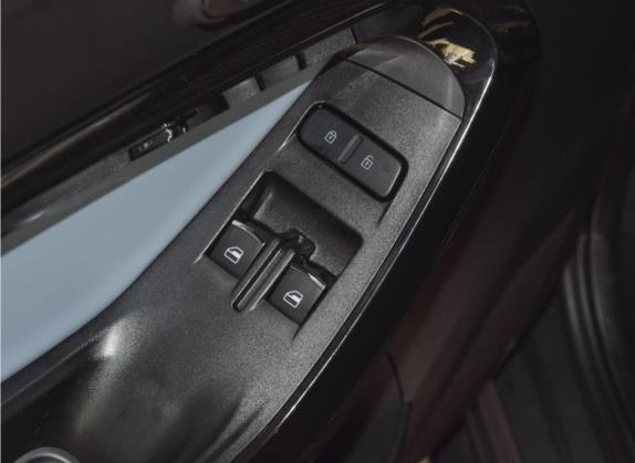 小蚂蚁 2022款 甜粉款 半糖版 三元锂 30kW 408km 车厢座椅   门窗控制