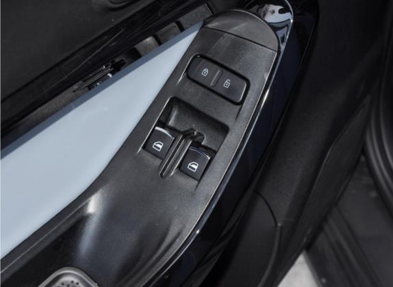 小蚂蚁 2022款 甜粉款 全糖版 三元锂 30kW 408km 车厢座椅   门窗控制