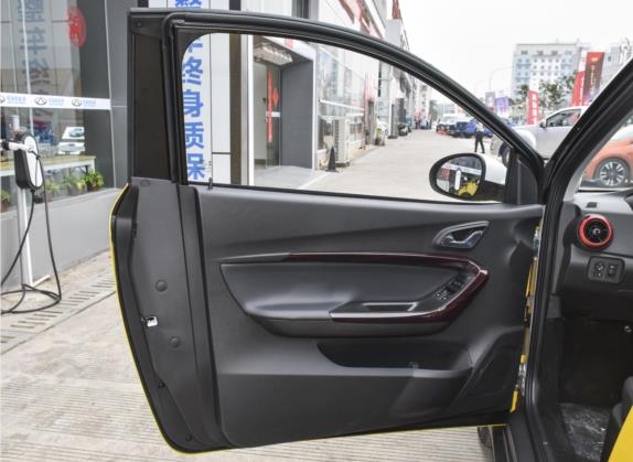 小蚂蚁 2022款 甜粉款 全糖版 三元锂 55kW 408km 车厢座椅   前门板