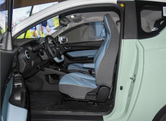 小蚂蚁 2022款 改款 甜粉款 微糖版 三元锂 30.6kWh 30kW 301km 车厢座椅   前排空间