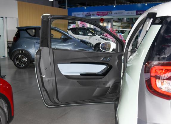 小蚂蚁 2022款 改款 甜粉款 微糖版 三元锂 30.6kWh 30kW 301km 车厢座椅   前门板