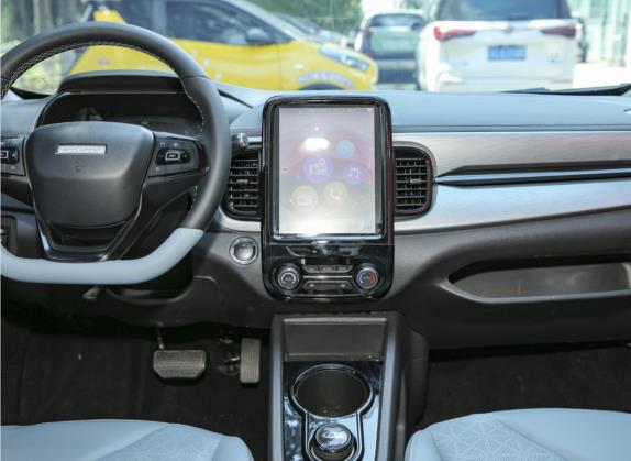 小蚂蚁 2022款 改款 甜粉款 全糖版 三元锂 55kW 408km 中控类   中控台