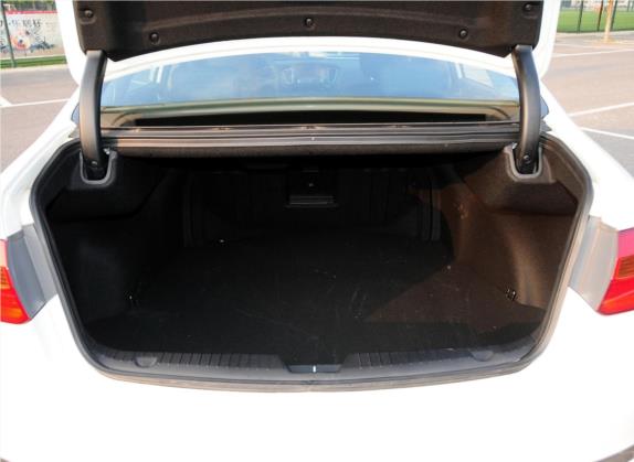 凯尊 2012款 2.4L 商务型 车厢座椅   后备厢