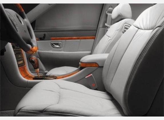 欧菲莱斯 2004款 3.5 V6 车厢座椅   前排空间